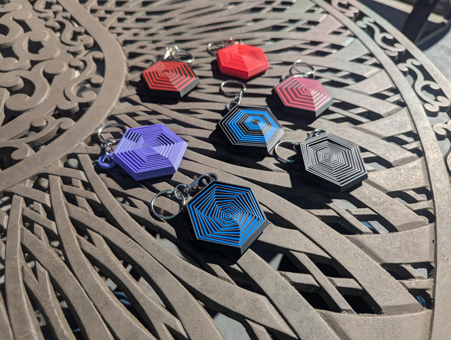 HexTwist Keychain - Black and Red Alternating