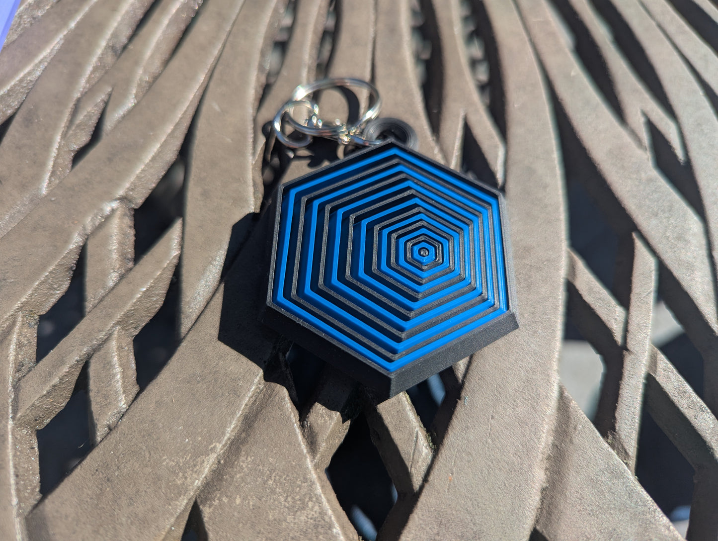 HexTwist Keychain - Black and Blue Alternating