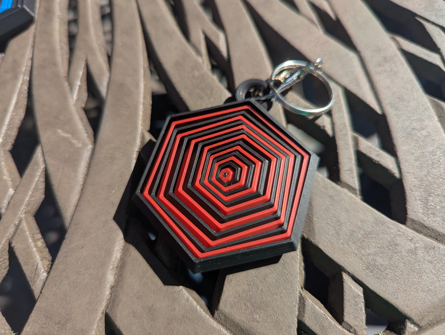 HexTwist Keychain - Black and Red Alternating